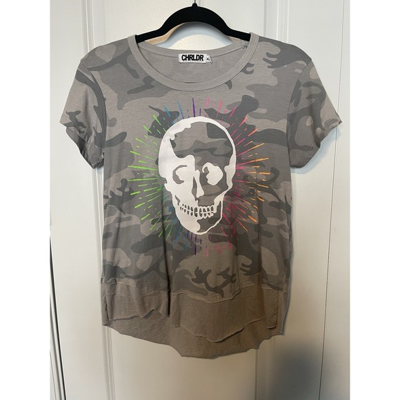 CHRLDR Tops - CHRLDR Grey Camo T Shirt with White Skull and Rainbow‎ Blast size XS
